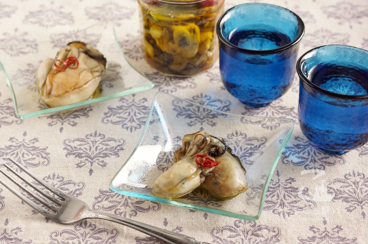 牡蠣のオイル漬けと日本酒